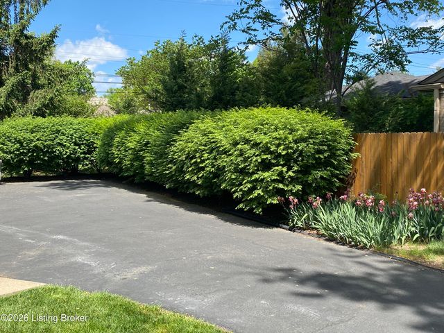 736 Wicklow Rd, Louisville, KY 40207