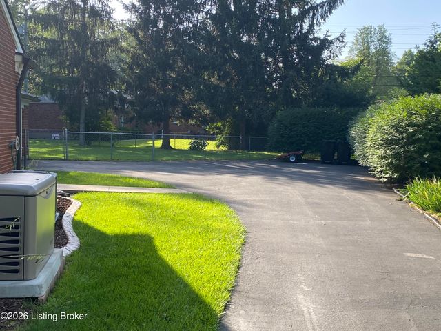 736 Wicklow Rd, Louisville, KY 40207