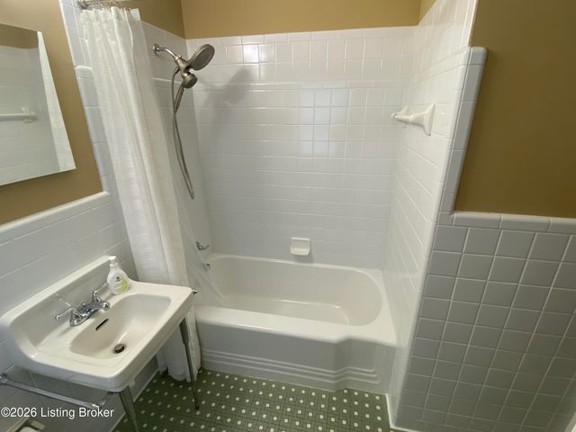 736 Wicklow Rd, Louisville, KY 40207