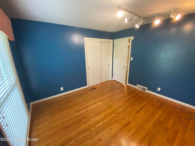 736 Wicklow Rd, Louisville, KY 40207