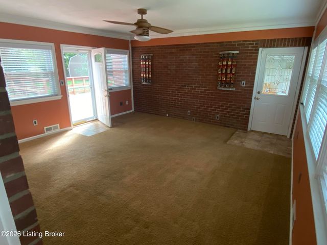 736 Wicklow Rd, Louisville, KY 40207