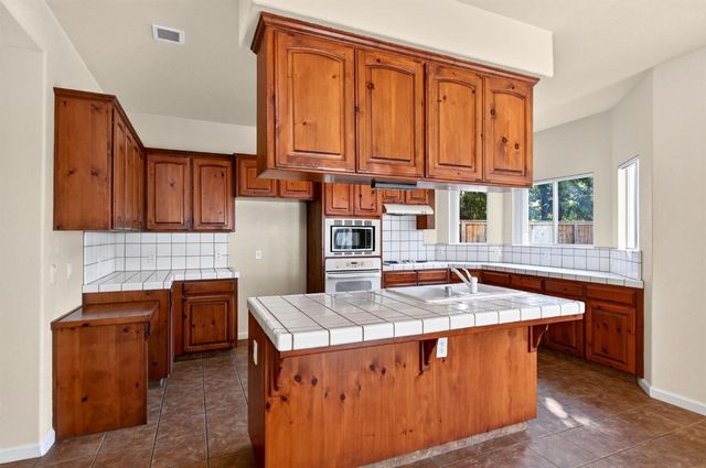 9965 N Ann Avenue, Fresno, CA 93720