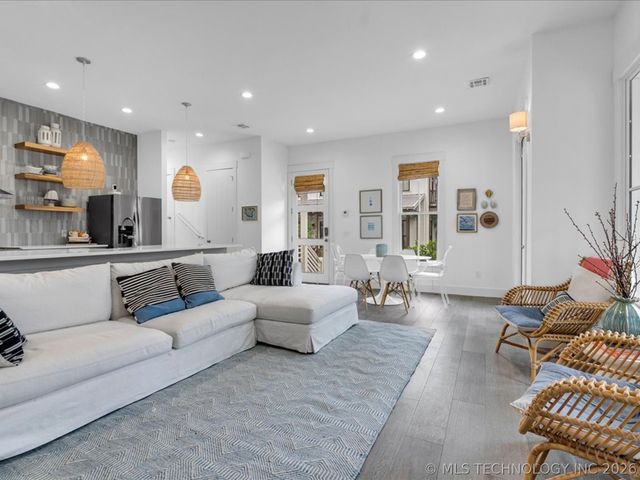 40 Center Lane N, Carlton Landing, OK 74432