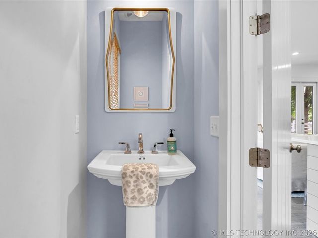 40 Center Lane N, Carlton Landing, OK 74432
