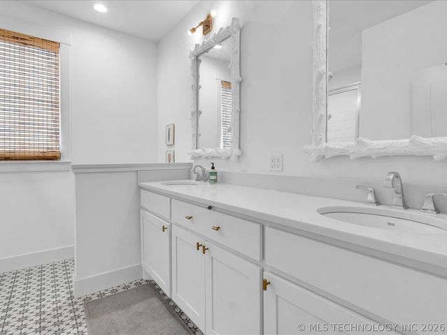40 Center Lane N, Carlton Landing, OK 74432