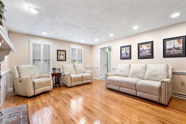 39 Jackson Cir, Franklin, MA 02038