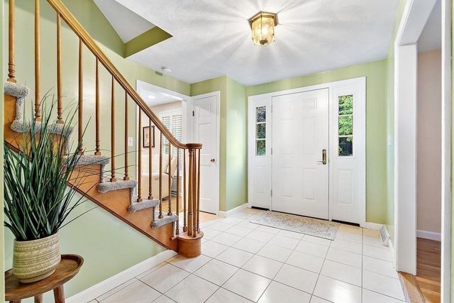 39 Jackson Cir, Franklin, MA 02038