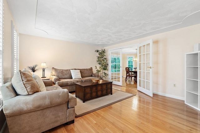 39 Jackson Cir, Franklin, MA 02038