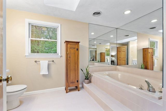39 Jackson Cir, Franklin, MA 02038