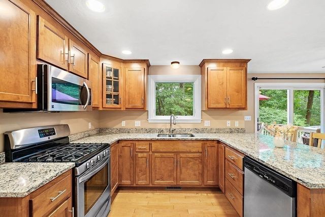 39 Jackson Cir, Franklin, MA 02038