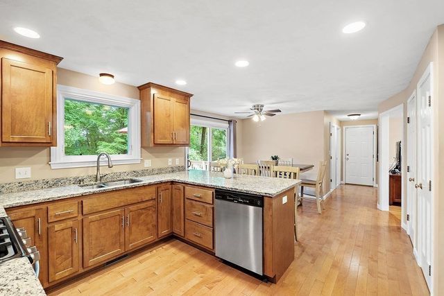 39 Jackson Cir, Franklin, MA 02038