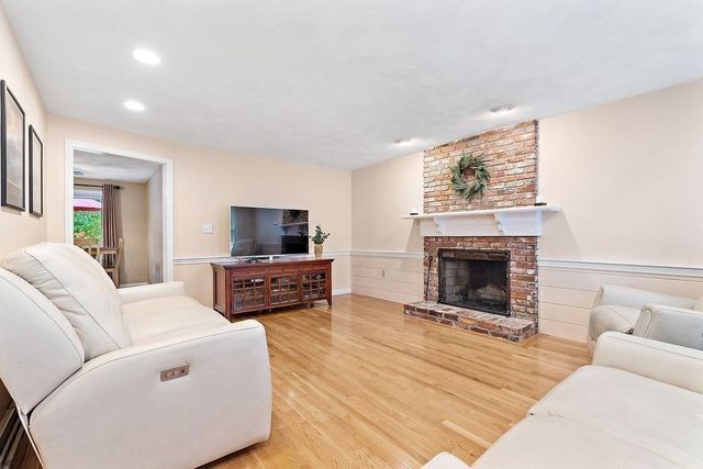 39 Jackson Cir, Franklin, MA 02038
