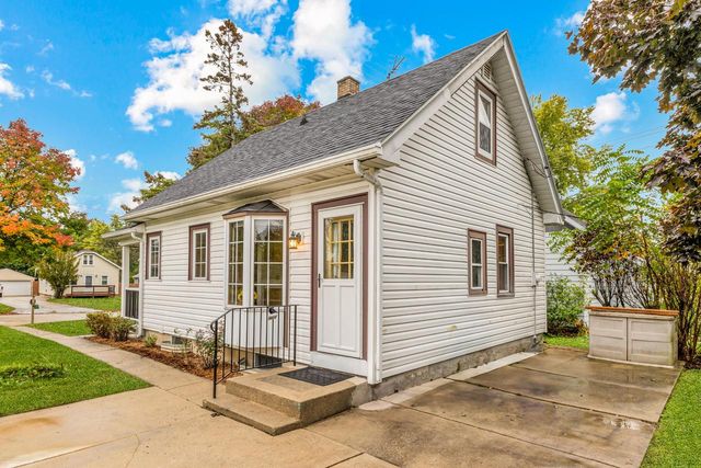 9000 W Cold Spring ROAD, Greenfield, WI 53228