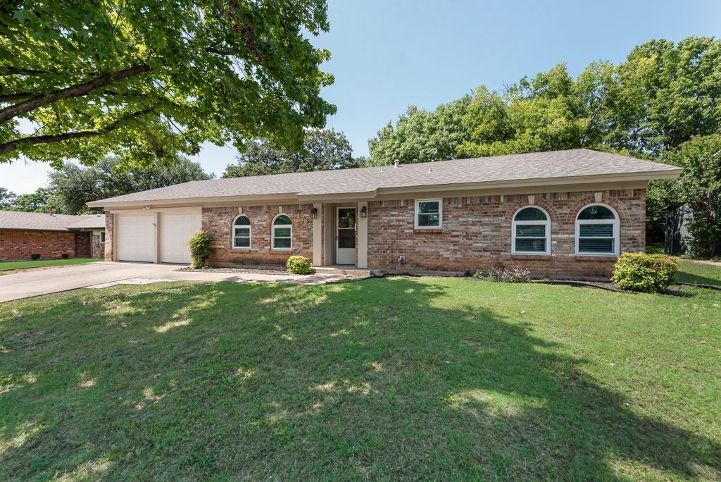 1702 Sagebrush Trail, Euless, TX 76040