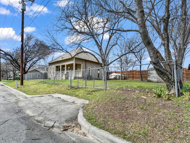 602 N Walnut Street, Weatherford, TX 76086