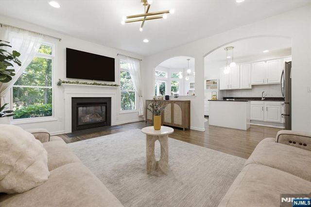 21 Chestnut Court, Cedar Grove, NJ 07009