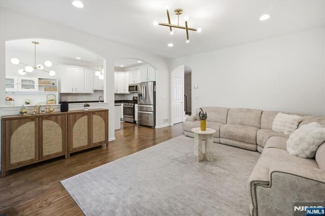 21 Chestnut Court, Cedar Grove, NJ 07009