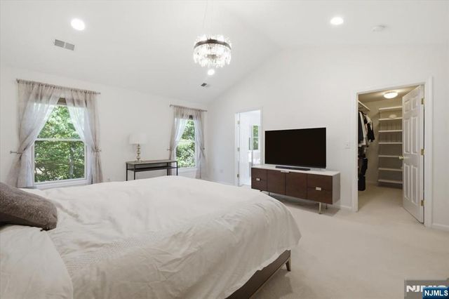 21 Chestnut Court, Cedar Grove, NJ 07009