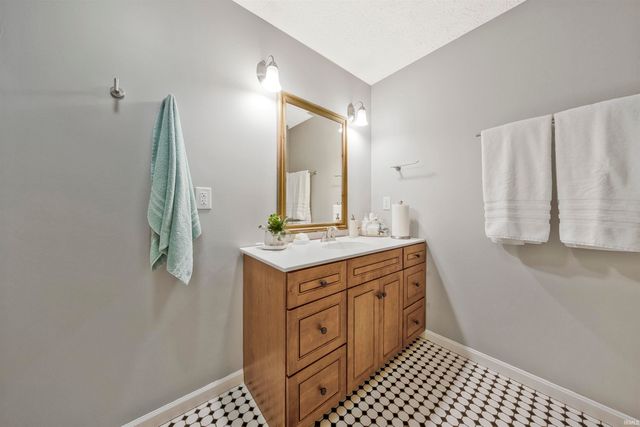 10166 Marquette Street, Newburgh, IN 47630