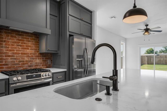 910 4th St, Elgin, OK 73538