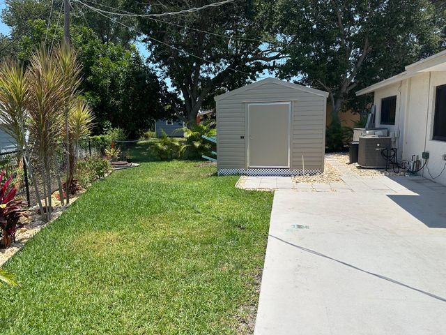 907 SE Lake Street, Stuart, FL 34994