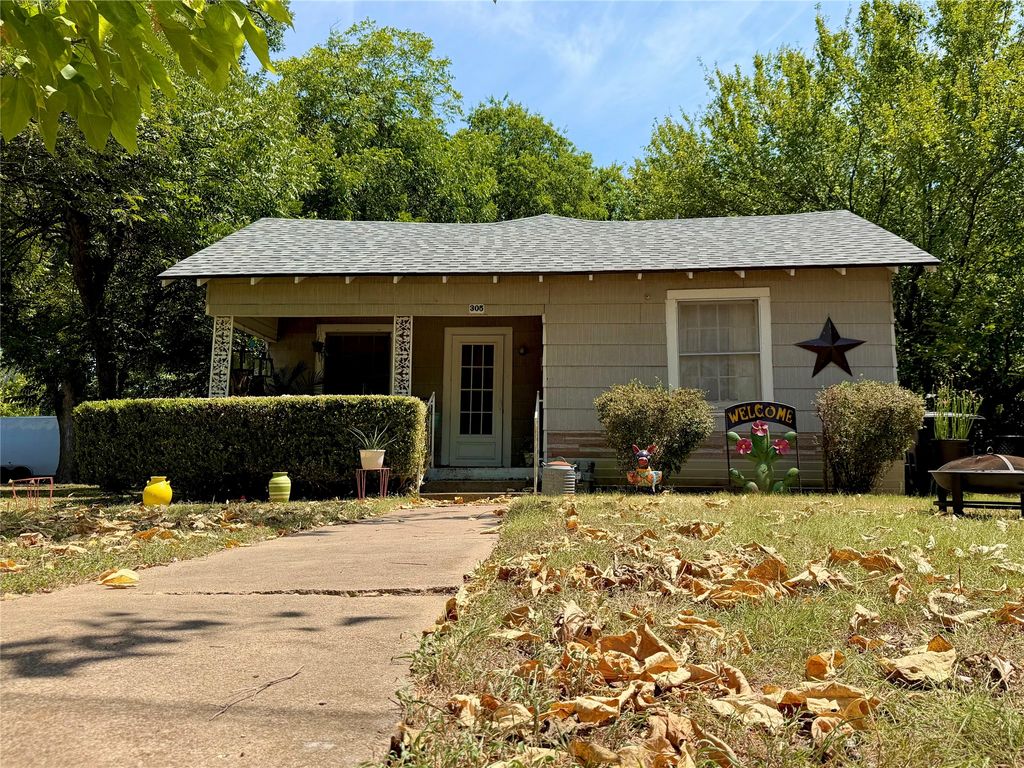 305 Williams Avenue, Cleburne, TX 76033
