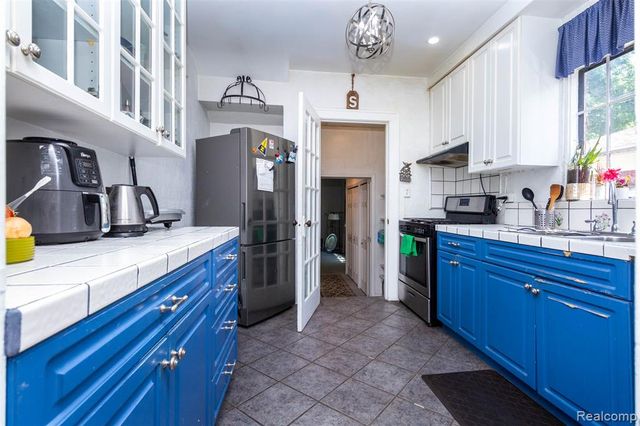 8911 Manor Avenue, Allen Park, MI 48101