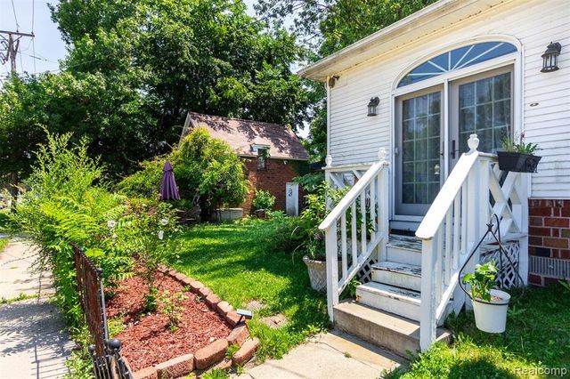8911 Manor Avenue, Allen Park, MI 48101