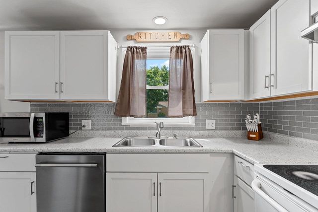 1225 REDWOOD DRIVE, Green Bay, WI 54304