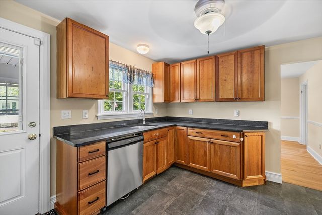 779 Oxford St S, Auburn, MA 01501