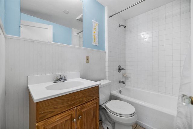 779 Oxford St S, Auburn, MA 01501