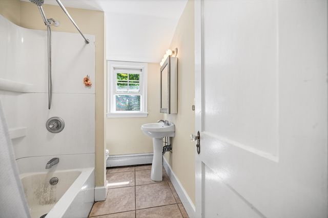 779 Oxford St S, Auburn, MA 01501