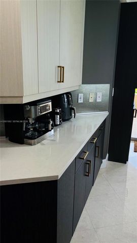 848 Brickell Key Dr 806, Miami, FL 33131