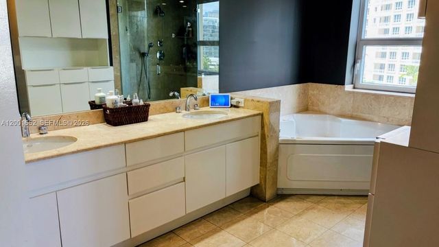 848 Brickell Key Dr 806, Miami, FL 33131