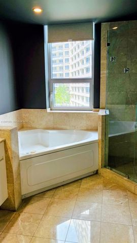 848 Brickell Key Dr 806, Miami, FL 33131