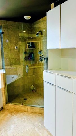 848 Brickell Key Dr 806, Miami, FL 33131