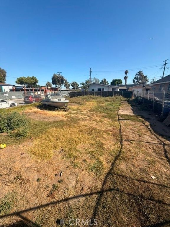 Image 2 of property listing at 8501 Towne, Los Angeles, CA 90003