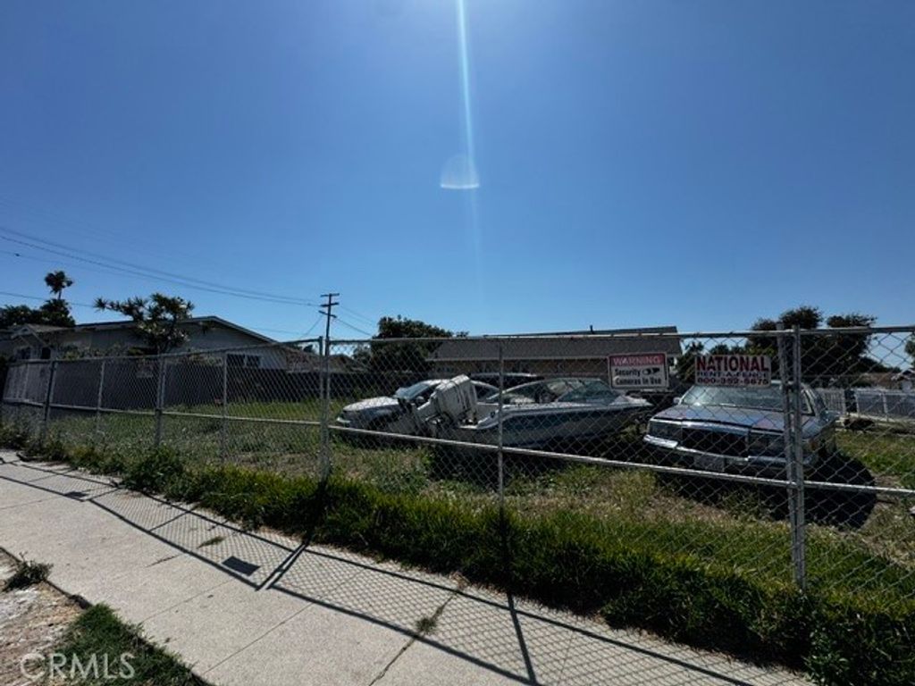 Image 4 of property listing at 8501 Towne, Los Angeles, CA 90003