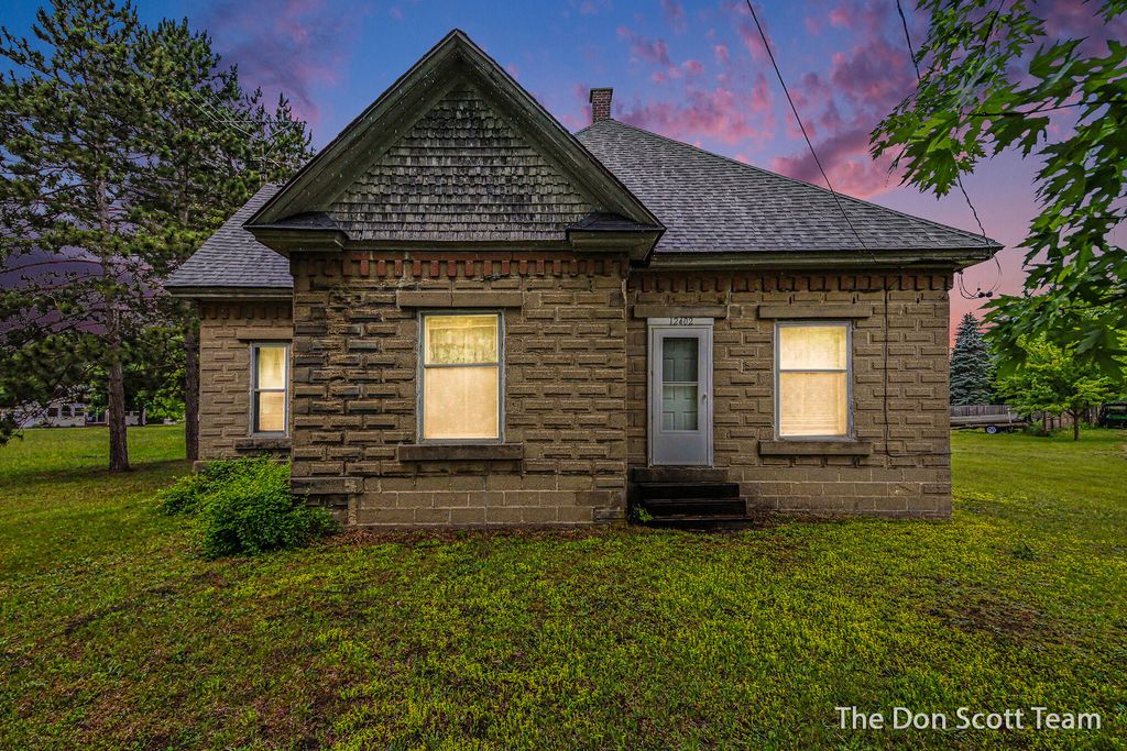 12402 Crockery Creek Drive, Ravenna, MI 49451