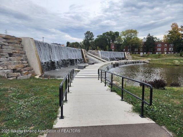 615 Glenmoor Road 2a, East Lansing, MI 48823