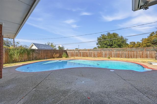 2705 Redstone Drive, Arlington, TX 76001