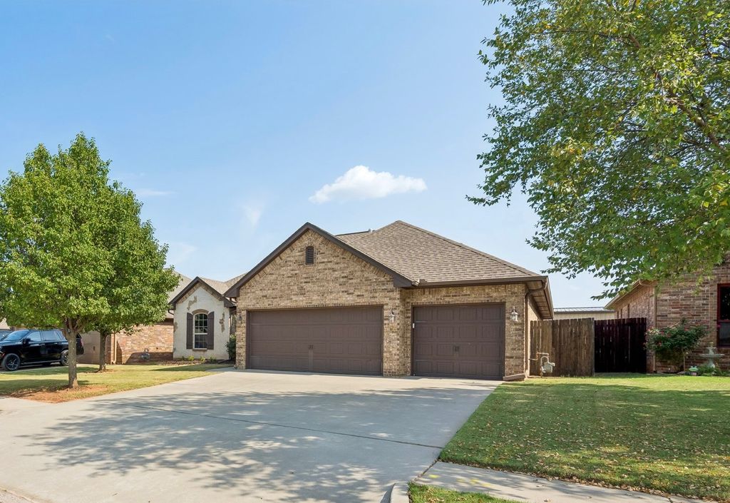 636 NE 23rd, Moore, OK 73160