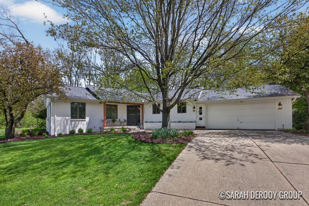 2606 Indian Ridge Drive NE, Grand Rapids, MI 49505
