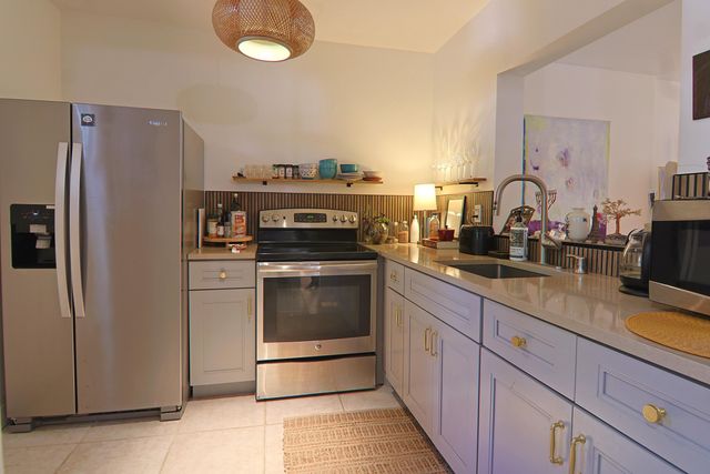 1000 NE 12th Avenue 106, Hallandale Beach, FL 33009