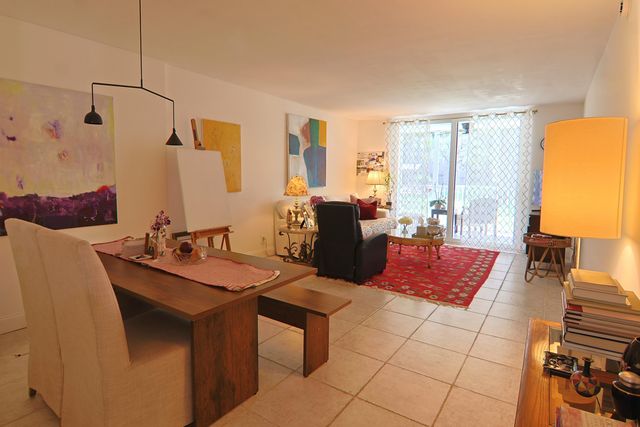 1000 NE 12th Avenue 106, Hallandale Beach, FL 33009