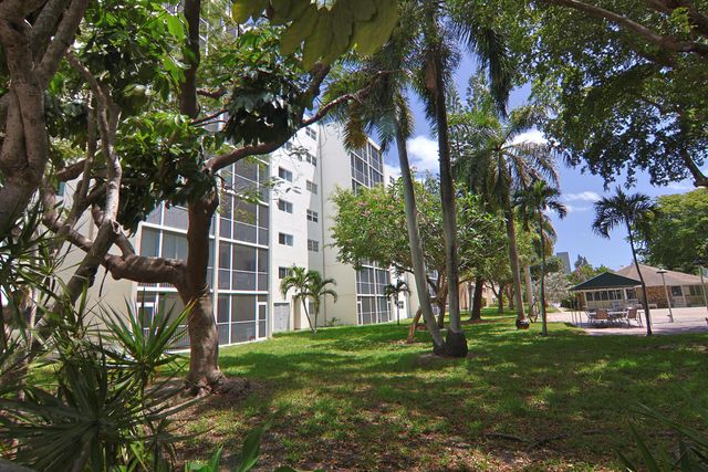 1000 NE 12th Avenue 106, Hallandale Beach, FL 33009