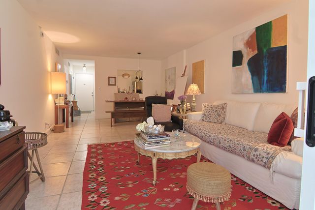 1000 NE 12th Avenue 106, Hallandale Beach, FL 33009