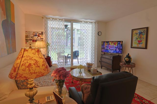 1000 NE 12th Avenue 106, Hallandale Beach, FL 33009