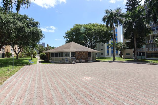 1000 NE 12th Avenue 106, Hallandale Beach, FL 33009