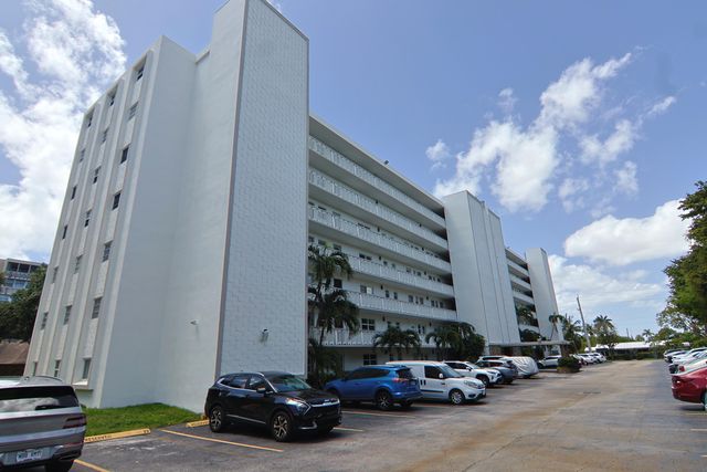 1000 NE 12th Avenue 106, Hallandale Beach, FL 33009